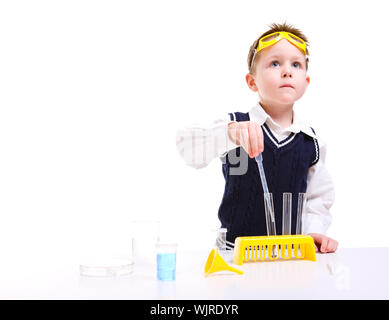 Jeune garçon effectuant des expériences de chimie avec différents liquides. Banque D'Images