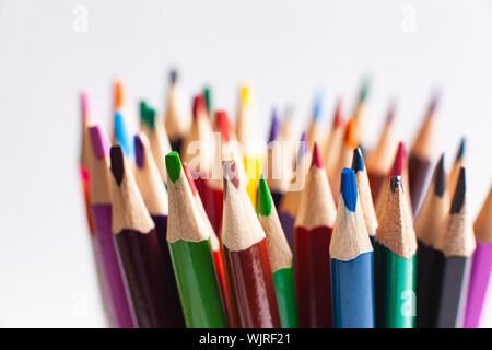 Un groupe de crayons multicolores sur un fond de lumière blanche, Close up. Vue de côté, un design coloré. Banque D'Images