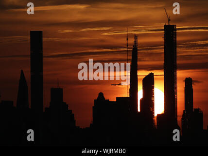 New York, USA. 06Th Sep 2019. Le soleil se couche derrière l'horizon de Manhattan depuis le haut de l'Arthur Ashe Stadium à l'US Open 2019 Tennis Championships à l'USTA Billie Jean King National Tennis Center, le Mardi, Septembre 3, 2019 à New York. Photo de John Angelillo/UPI UPI : Crédit/Alamy Live News Banque D'Images