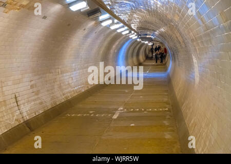 Londres, Royaume-Uni - 21 mai 2018 : Le pied de Greenwich traverse le Tunnel sous la Tamise à l'Est de Londres, Greenwich reliant sur la rive sud avec l'ISL Banque D'Images