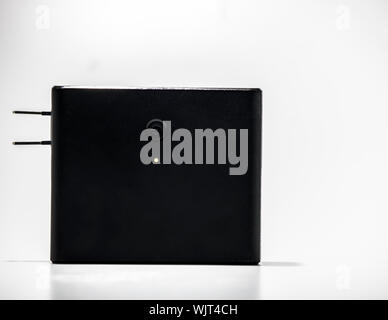 Powerbank vert sur feu vert et le bouton d'alimentation. Fond blanc Banque D'Images