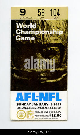 Talon de billet de souvenirs pour le tout premier Super Bowl, qui a eu lieu au Los Angeles Memorial Coliseum en 1967 et a été appelé l'AFL-NFL World Championship match entre les Packers de Green Bay et les Chiefs de Kansas City. Banque D'Images