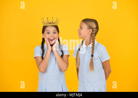 Comme jamais. Les petites filles d'imaginer qu'ils sont égoïste princesse. succès récompense. Enfance heureuse amitié. prom queen. retro enfants égoïstes. vintage in gold crown. motivation pour être le meilleur. Banque D'Images