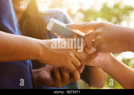 Les adolescents avec un téléphone mobile Banque D'Images