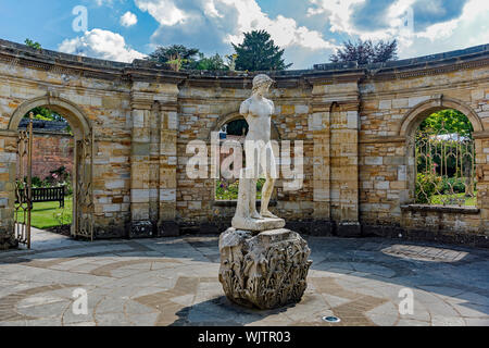 Statue de jardin Italien et pièce jointe - Le château de Hever, R.-U. Banque D'Images