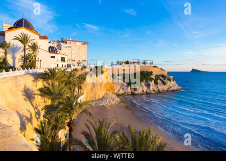 Benidorm Alicante Playa del Mal Pas plage au coucher du soleil en Espagne avec des palmiers Banque D'Images