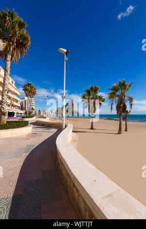 Calpe playa Arenal Bol plage près de Penon de Ifach à Alicante, Espagne Banque D'Images