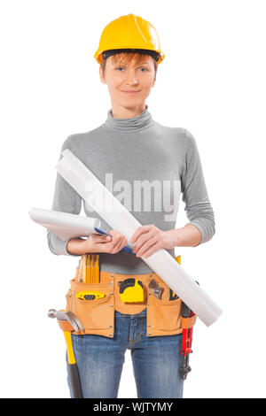 Portrait de femme portant des vêtements de travail avec des outils holding blueprint et isolées du presse-papiers Banque D'Images