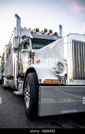 Big Rig classic American Idol white grade industriel professionnel semi truck avec chrome tuyaux et cornes le transport du fret en semi-remorque l'article o Banque D'Images