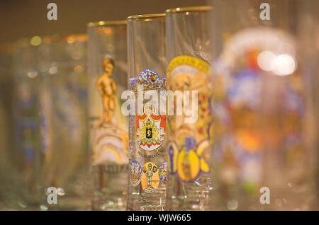 Verres à bière belge sur une étagère dans un magasin de souvenirs à Bruxelles Banque D'Images