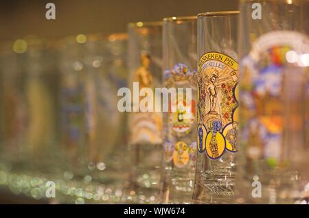 Verres à bière belge sur une étagère dans un magasin de souvenirs à Bruxelles Banque D'Images