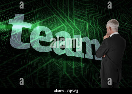 L'équipe de word et réfléchie businessman standing back to camera contre circuit vert et noir Banque D'Images