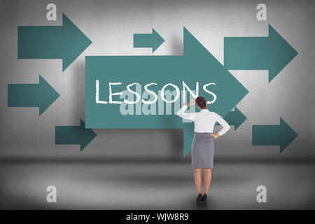 Le mot leçons et femme se gratter la tête contre les flèches bleu Banque D'Images