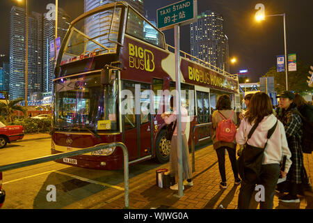 HONG KONG, CHINE - circa 2019, janvier : hop-on hop-off bus double étage à Hong Kong la nuit. Banque D'Images