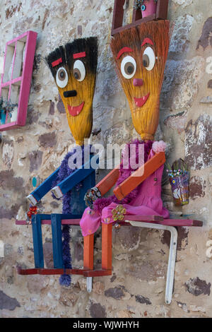 Cadres colorés accroché au mur. Pots placés dans le cadre. Ils ont le mal eye beads.Elle a été prise sur l'île de Cunda dans Ayvalik.La fig Banque D'Images