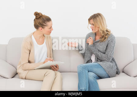 Blonde femme parlant à son thérapeute sur la table à un séance de thérapie Banque D'Images