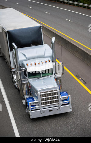 Classic American Idol gros camion camion semi gris puissant avec protection de grille et les tuyaux d'échappement chromé de haute qualité du transport du fret commercial en semi couverte t Banque D'Images