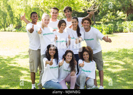 Portrait of young volunteers sensibilisation Thumbs up in park Banque D'Images