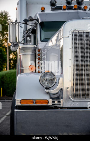 Big Rig classic American Idol white grade industriel professionnel semi truck avec chrome tuyaux et cornes le transport du fret en semi-remorque l'article o Banque D'Images