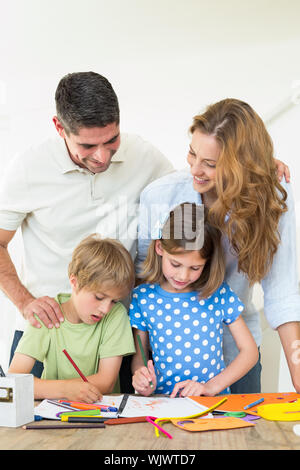 Smiling parents enfants coloring Banque D'Images