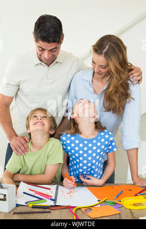 Les enfants des parents alors que la coloration Banque D'Images