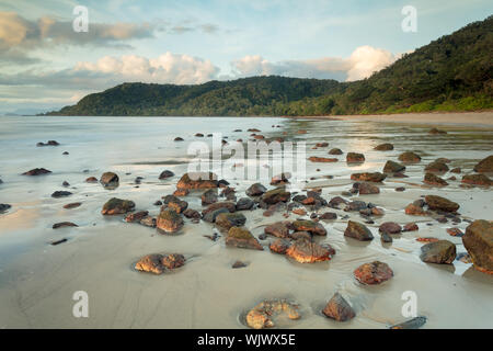 Rocky Point, Mossman dans le Queensland, en Australie. L'aube à Rocky Point au nord de Mossman en Far North Queensland tropical. Banque D'Images