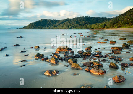 Rocky Point, Mossman dans le Queensland, en Australie. L'aube à Rocky Point au nord de Mossman en Far North Queensland tropical. Banque D'Images