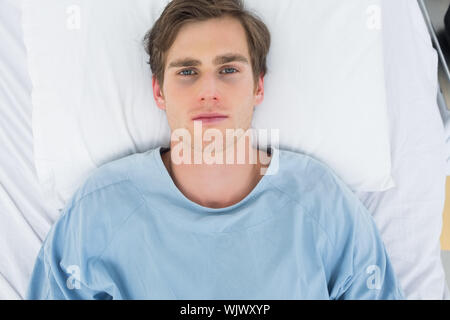 Vue supérieure de l'homme patient lying in hospital bed Banque D'Images