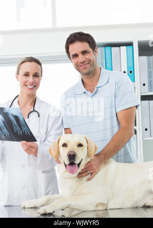 Portrait de l'heureux propriétaire de l'animal et de l'EFP avec Xray de chien à l'hôpital Banque D'Images