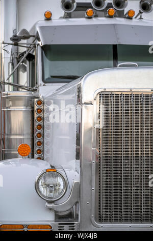 Big Rig classic American Idol white grade industriel professionnel semi truck avec chrome tuyaux et cornes le transport du fret en semi-remorque l'article o Banque D'Images