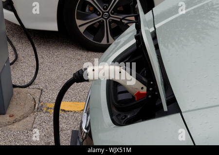 Ajax, Ontario/Canada - 1 septembre 2019 : une paire de voitures électriques Nissan LEAF charger leurs batteries en Elexicon Inc. Bureau sur Taunton Road à Ajax Banque D'Images