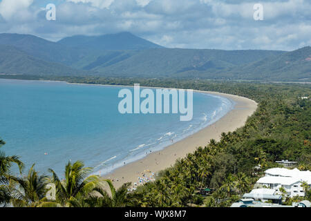 Port Douglas, Queensland, Australie. Four Mile Beach, à Port Douglas avec la toile de fond de montagnes couvertes de nuages dans le Grand Nord tropical Reine Banque D'Images