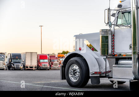 Big Rig classic American Idol white grade industriel professionnel semi truck avec chrome tuyaux et cornes le transport du fret en semi-remorque l'article o Banque D'Images