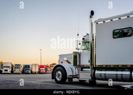 Big Rig classic American Idol white grade industriel professionnel semi truck avec chrome tuyaux et cornes le transport du fret en semi-remorque l'article o Banque D'Images