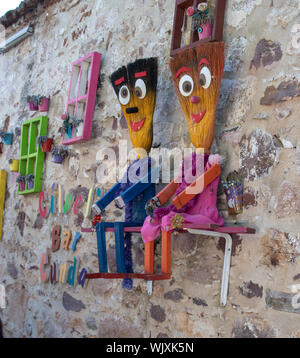 Cadres colorés accroché au mur. Pots placés dans le cadre. Ils ont le mal eye beads.Elle a été prise sur l'île de Cunda dans Ayvalik.La fig Banque D'Images