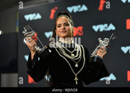 Rosalía assiste à la 2019 MTV Video Music Awards à Prudential Center le 26 août 2019 à Newark, New Jersey. Banque D'Images