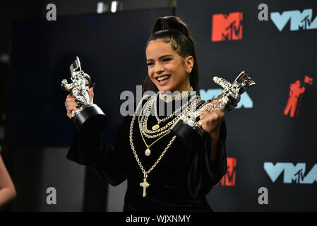 Rosalía assiste à la 2019 MTV Video Music Awards à Prudential Center le 26 août 2019 à Newark, New Jersey. Banque D'Images