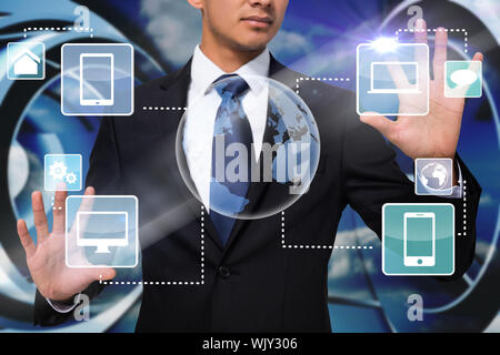 Composite de businessman touching Digital interface graphique avec la terre Banque D'Images