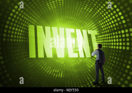 Le mot inventer et businessman holding sa veste contre pixel vert spiral Banque D'Images