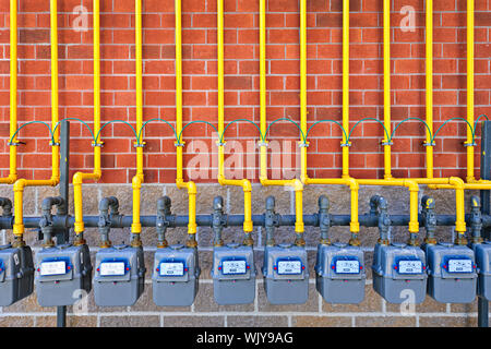 Ligne de gaz naturel avec tuyaux jaune sur la construction de mur de brique Banque D'Images