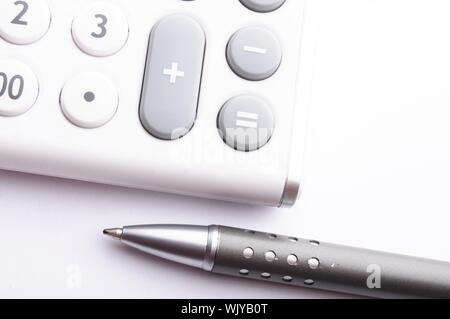 L'ajout des chiffres concept avec calculatrice moderne blanc in office Banque D'Images