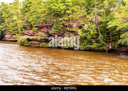 Les formations rocheuses le long de la rivière Wisconsin sont vus en étant sur une excursion en bateau de Dell. Banque D'Images