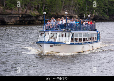 Wisconsin Dells, WI - 25 août 2019 : un bateau d'excursion plein de touristes qui descendent la rivière Wisconsin dells dans la partie supérieure comme ils voir rock formations Banque D'Images