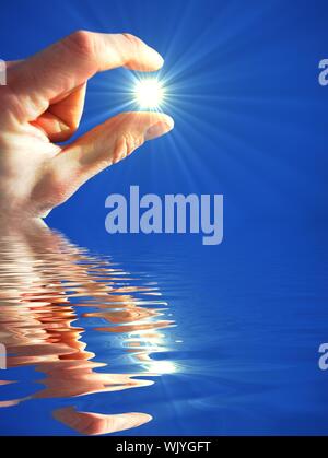 Main tenant le soleil et l'eau reflaction avec copyspace Banque D'Images