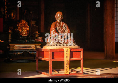 DEC 3, 2018 Yamagata, Japon - Nenbutsu hall ancienne en bois Bouddha statue moine sur table en bois sous la lumière chaude soirée à Yamadera Risshaku ji Banque D'Images