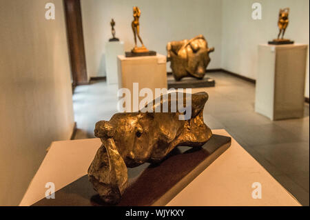 Kolkata. 3e, 2019 Sep. Photo prise le 3 septembre 2019 indique les expositions de la 'Sculpture exposition de sculptures comme corps dans le miroir du désir" de l'artiste de renom en Sarbari Roy Chowdhury ? ?Kolkata, Inde. L'exposition se déroulera jusqu'au 23 septembre. Credit : Tumpa Mondal/Xinhua/Alamy Live News Banque D'Images