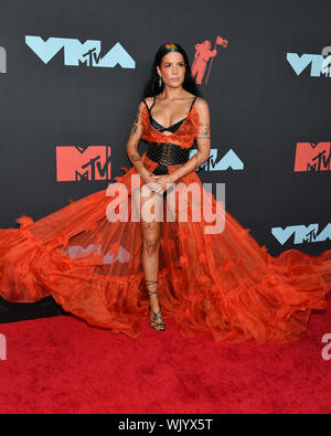 Halsey assiste à la 2019 MTV Video Music Awards à Prudential Center le 26 août 2019 à Newark, New Jersey. Banque D'Images