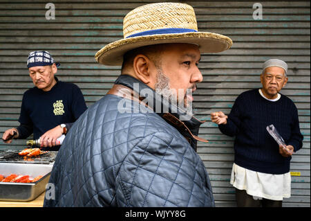 Profil d'un visiteur au marché Tsukiji, Tokyo, Japon Banque D'Images