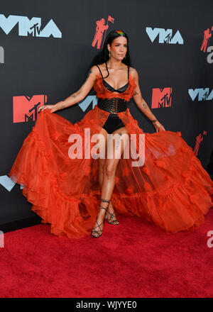 Halsey assiste à la 2019 MTV Video Music Awards à Prudential Center le 26 août 2019 à Newark, New Jersey. Banque D'Images