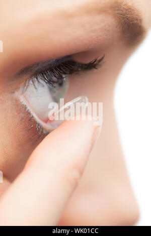 Extreme close up sur les lentilles de contact l'application pretty model Banque D'Images